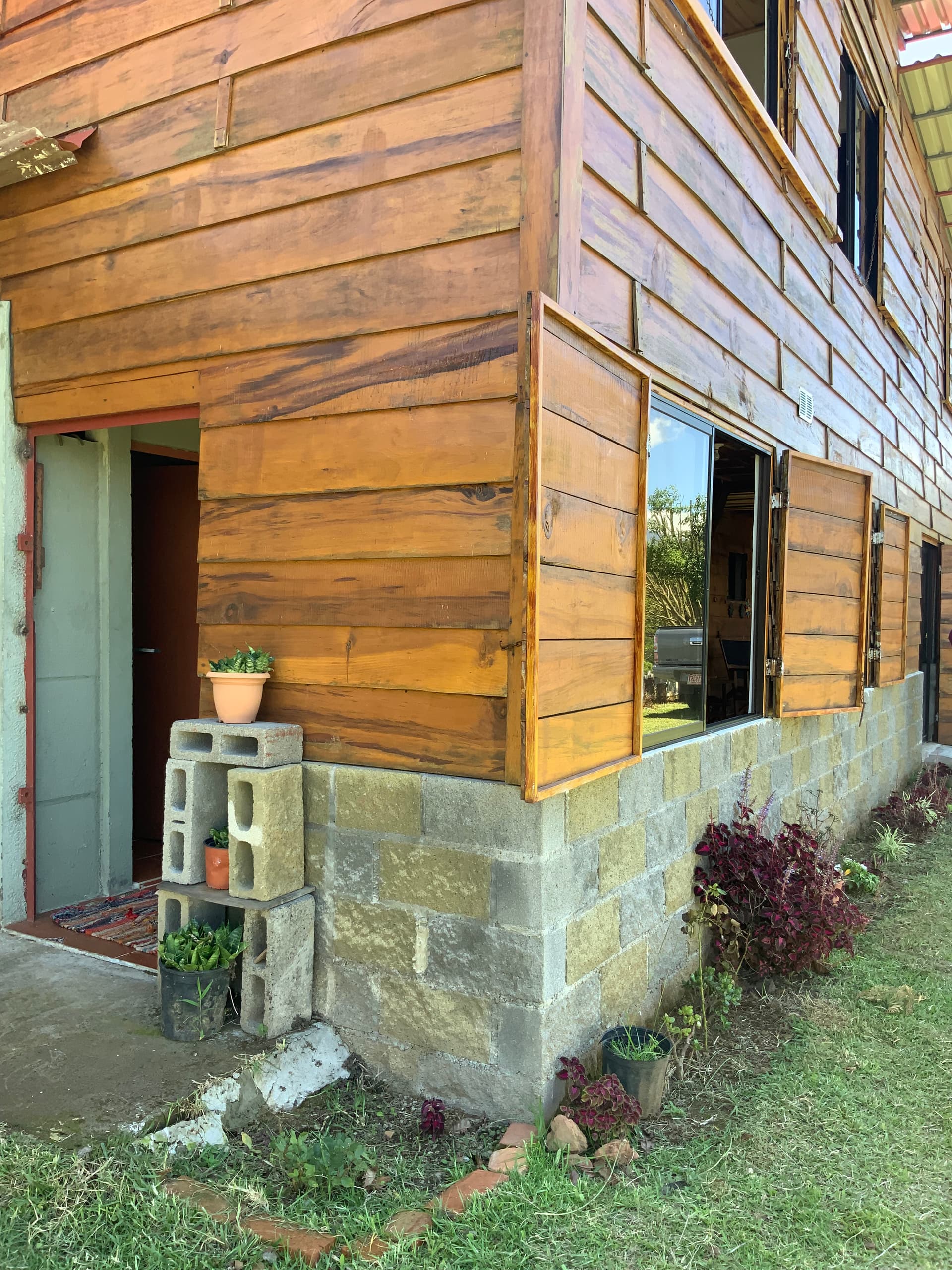 T-POA-003 Cabaña de montaña en Poás de Alajuela con vista panorámica y negocio Airbnb en operación